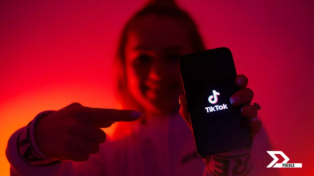 TikTok engancha al cerebro con recompensas inmediatas y algoritmos personalizados. Además los síntomas de dependencia pueden impactar en la vida diaria de las personas.