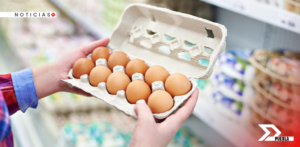 El brote de gripe aviar ha reducido la oferta de gallinas ponedoras, disparando el precio de los huevos en EE.UU. y afectando a hogares y sectores económicos clave.