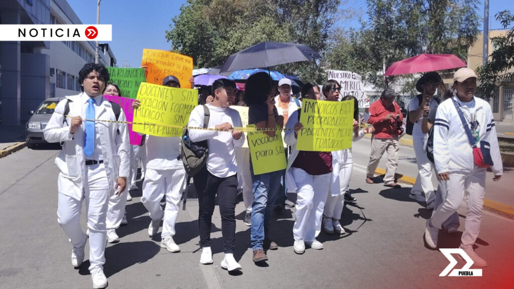 Estudiantes de la BUAP suspenden mesas de trabajo y bloquean Ciudad Universitaria exigiendo soluciones a la falta de plazas clínicas y transparencia en las negociaciones. La universidad responde con alternativas y garantías de seguridad.