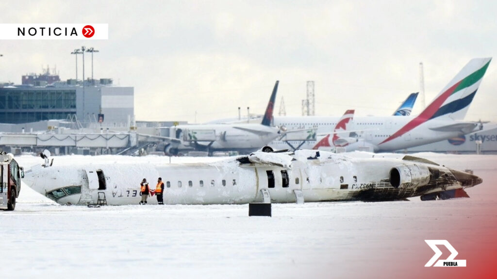 Un avión de Delta Airlines se volcó al aterrizar en Toronto debido a fuertes vientos y nieve. 21 personas resultaron heridas y se investiga el incidente.
