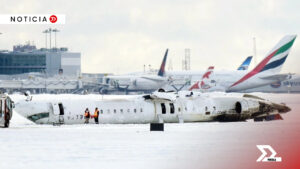 Un avión de Delta Airlines se volcó al aterrizar en Toronto debido a fuertes vientos y nieve. 21 personas resultaron heridas y se investiga el incidente.