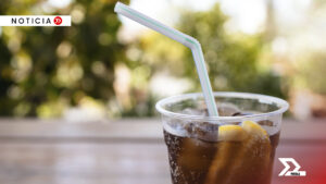 Donald Trump firma orden ejecutiva para reintroducir popotes de plástico, revocando políticas ambientales de Biden. La decisión genera críticas y preocupaciones ambientales.